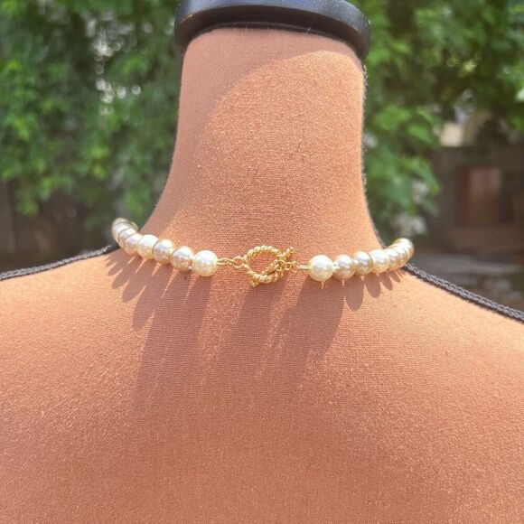 Single Strand Multi Toned Faux Pearl Choker Necklace, Bar & Hoop Toggle Closure - Picture 4 of 7